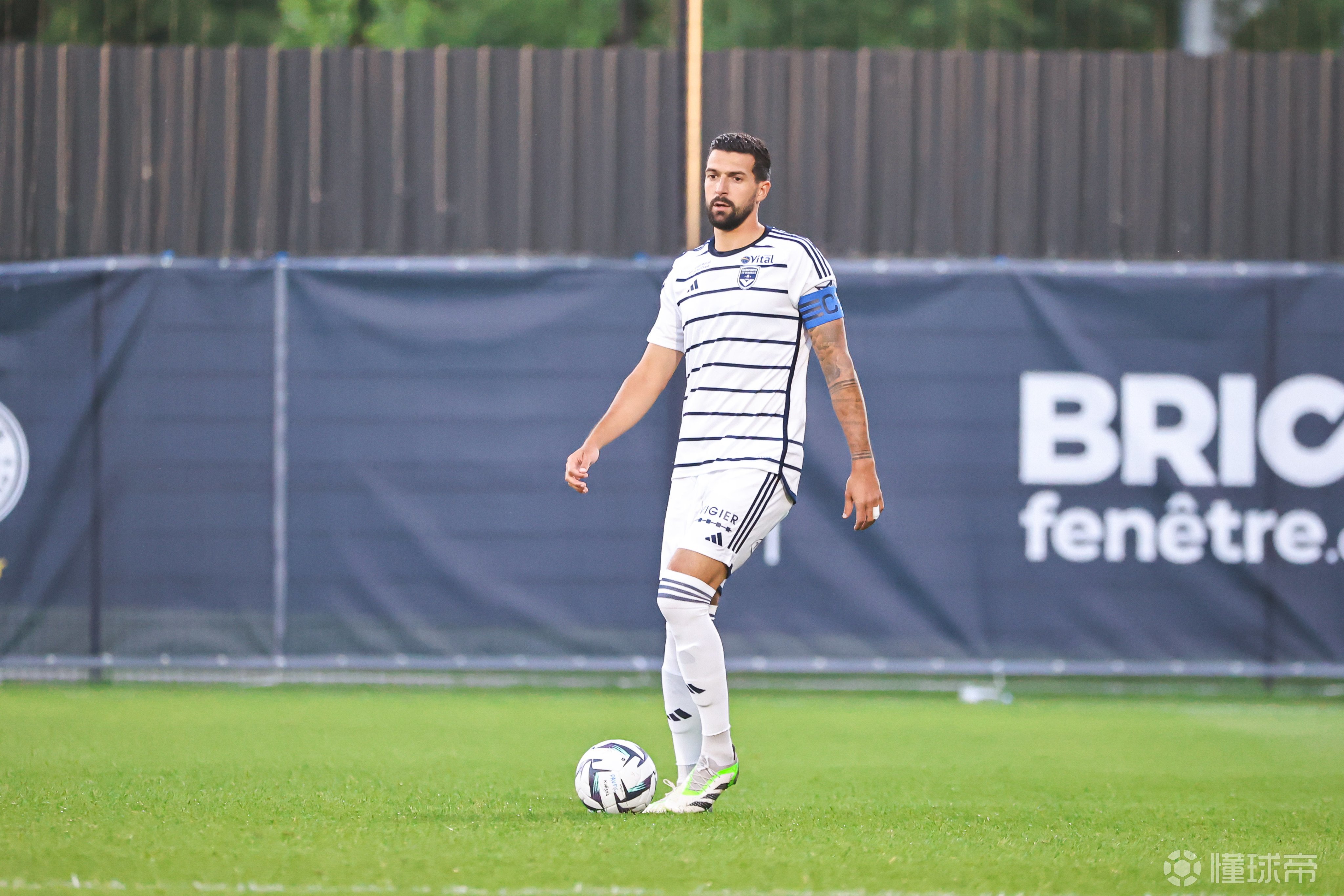 包含甘冈门将续约成功，球队稳固后防线的词条