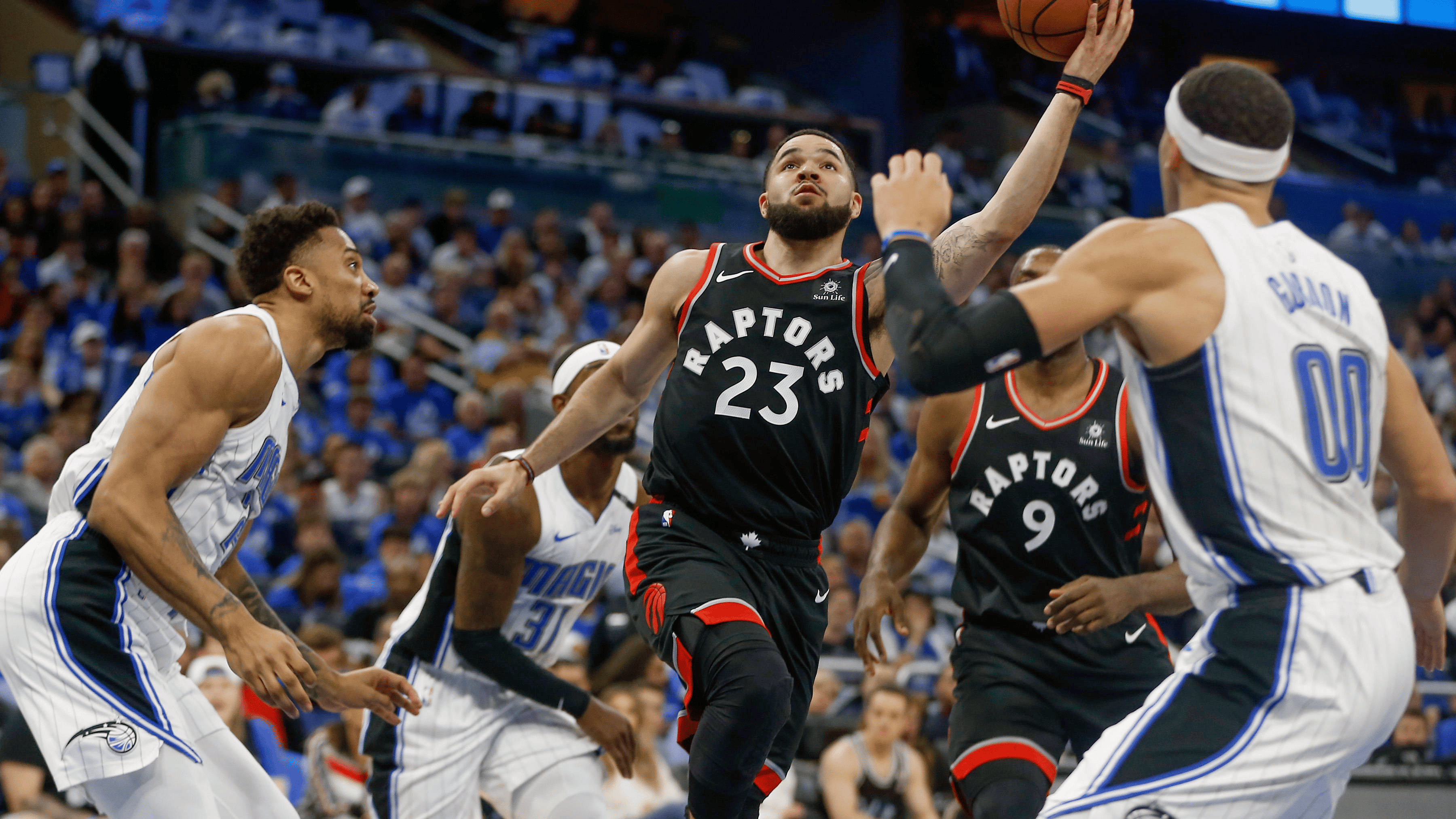 公牛队新赛季首场胜利引发全队庆祝