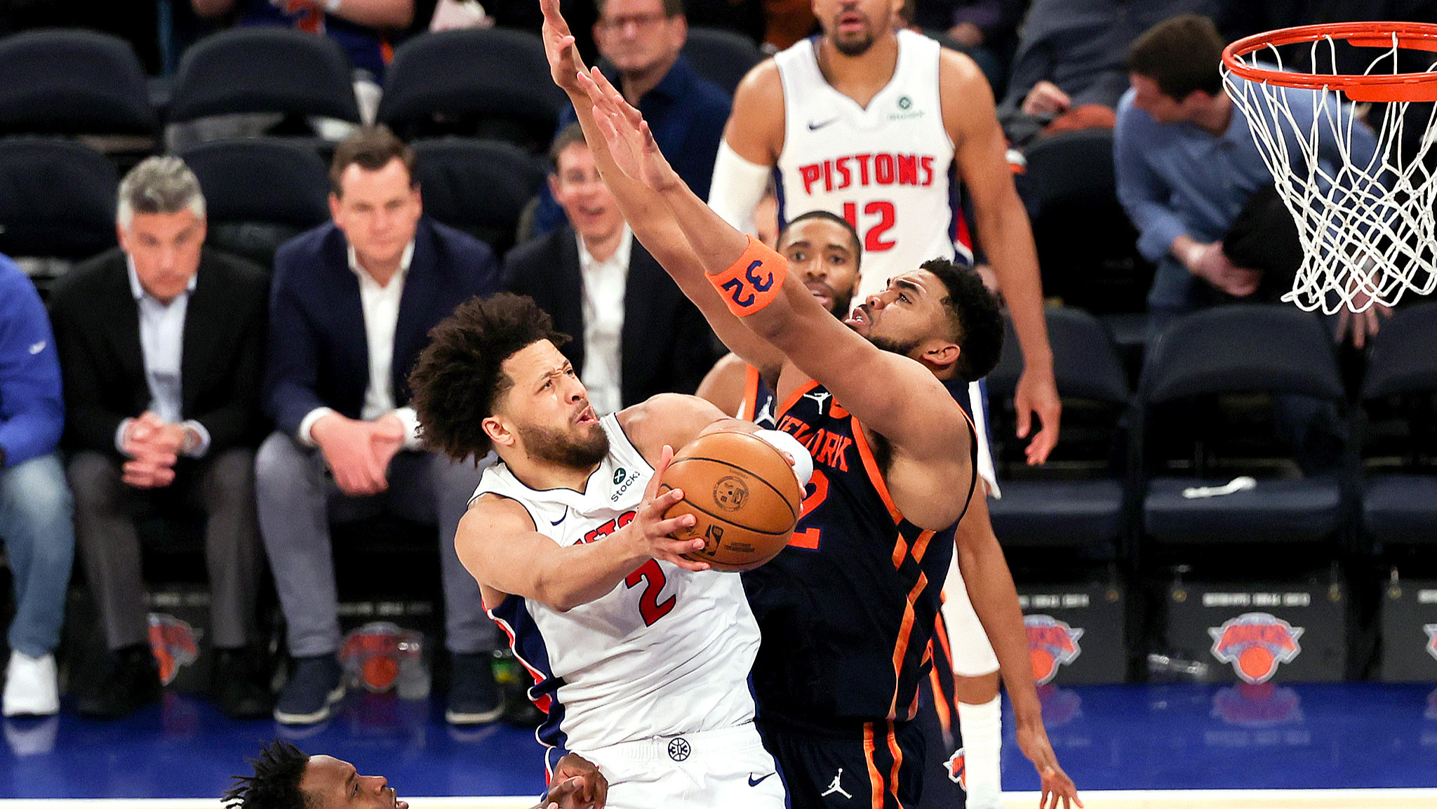 活塞大胜开拓者,取得三连胜 活塞大胜开拓者,取得三连胜