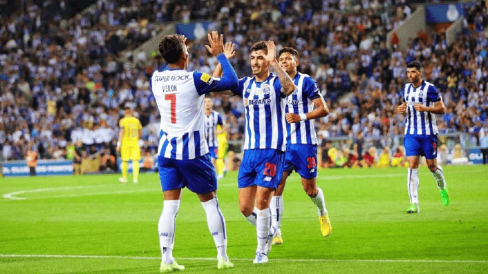 足球明星在欧洲赛场上闪耀光芒