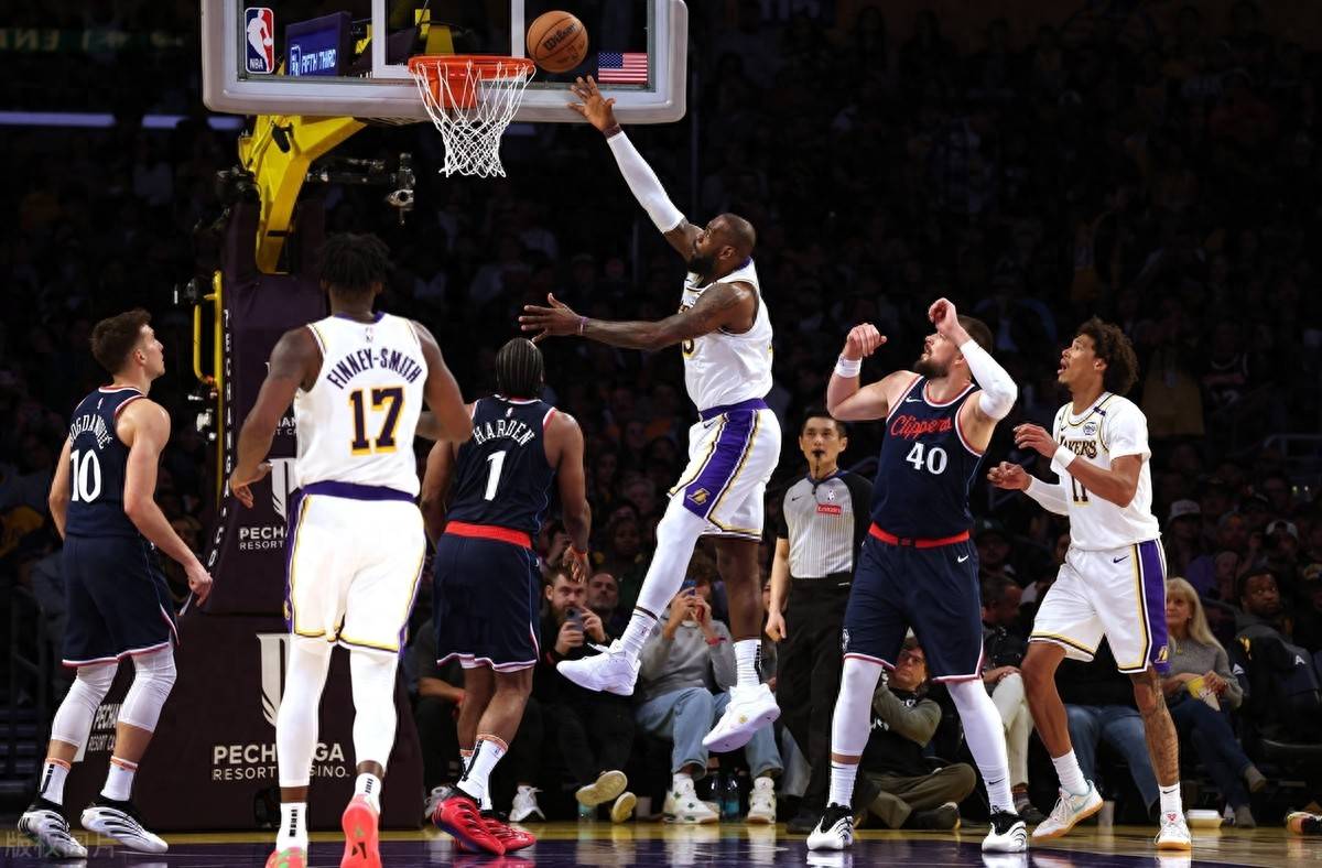 快船击败马刺,强势突破西部竞争 快船击败马刺,强势突破西部竞争