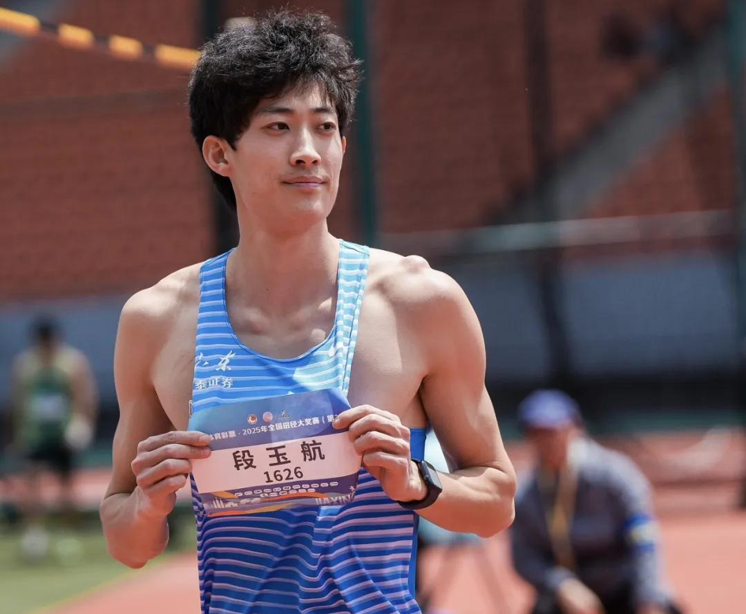 田径比赛选手夺冠赛场称霸