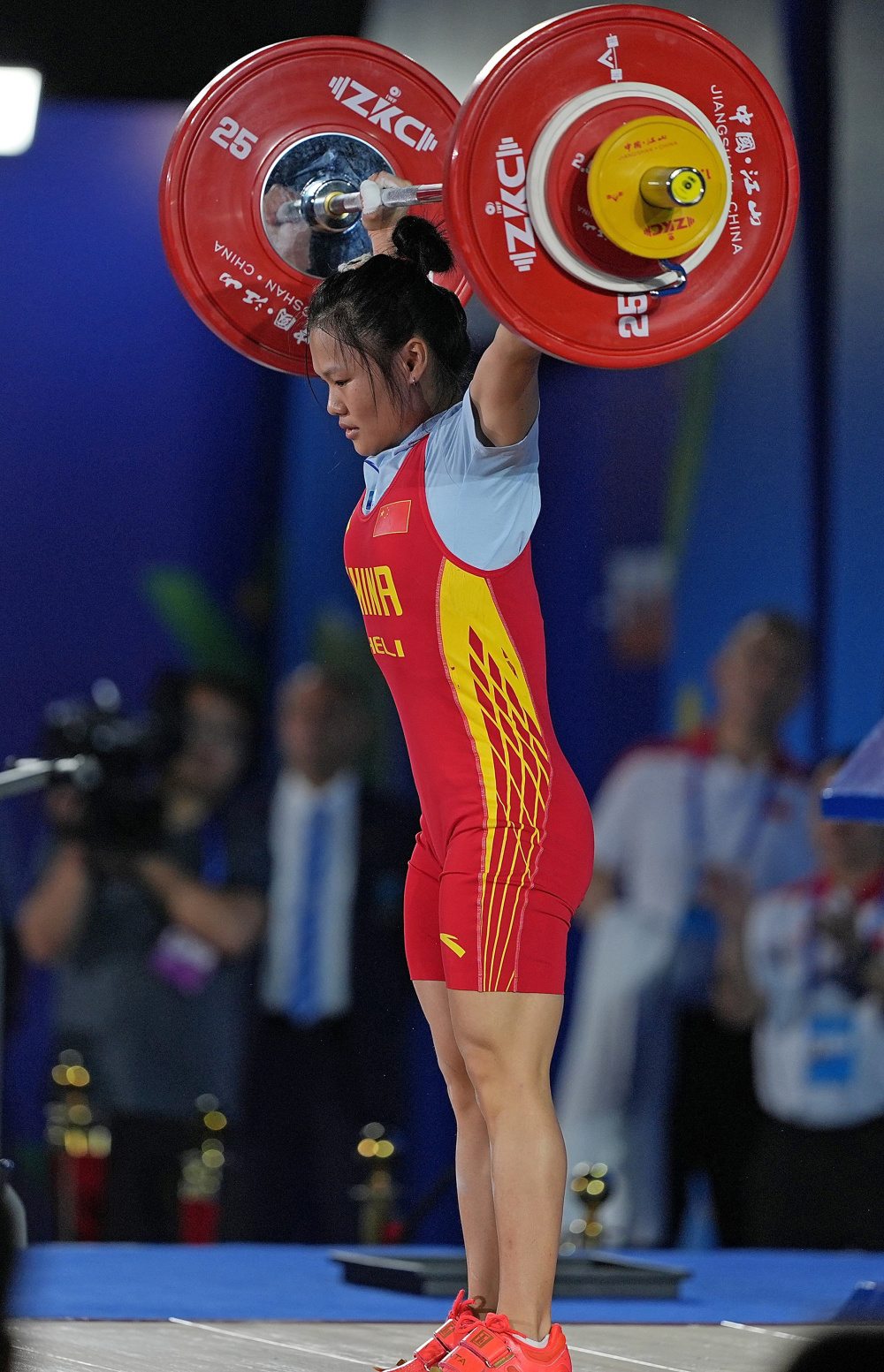 新西兰女子举重选手力压群雄夺金