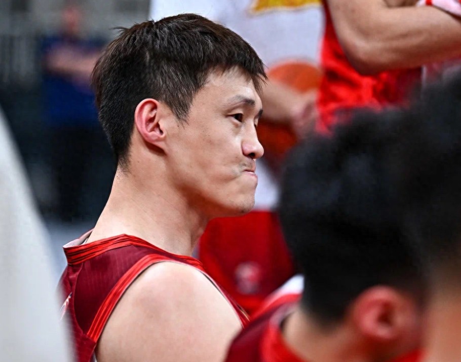 运动员们表现抢眼,观众欢呼不断 运动员们表现抢眼,观众欢呼不断