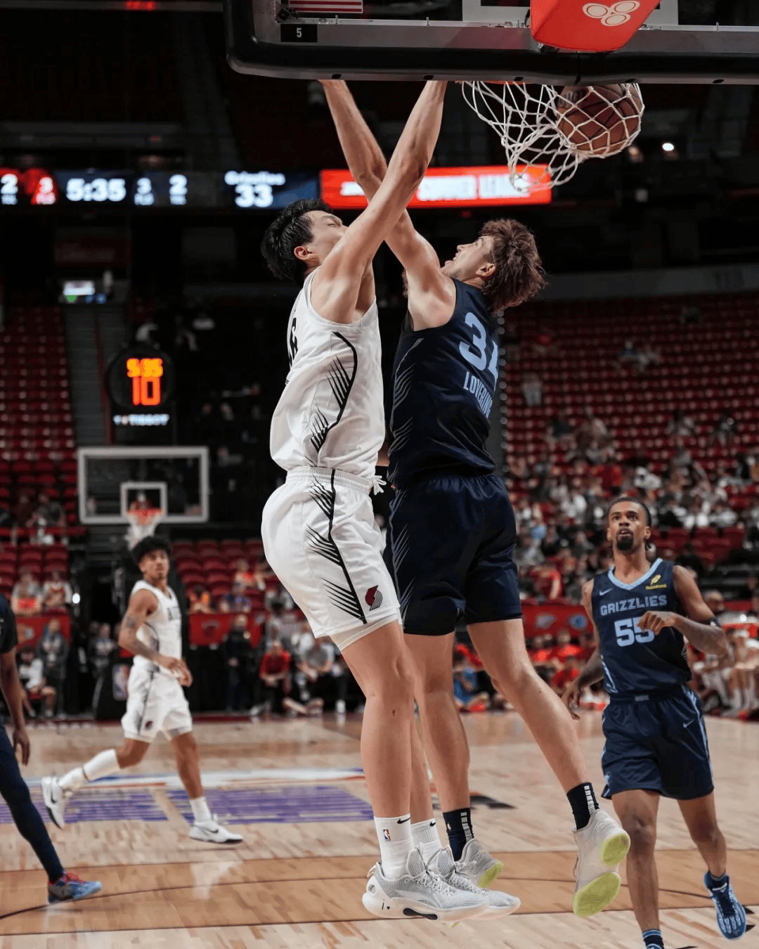 卡梅罗暴扣鹈鹕，开拓者客场击败灰熊，系列赛2-1领先